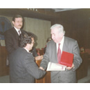 DK Mehmet Önder'den Folklor Hizmet Ödülünü alırken (1991)
